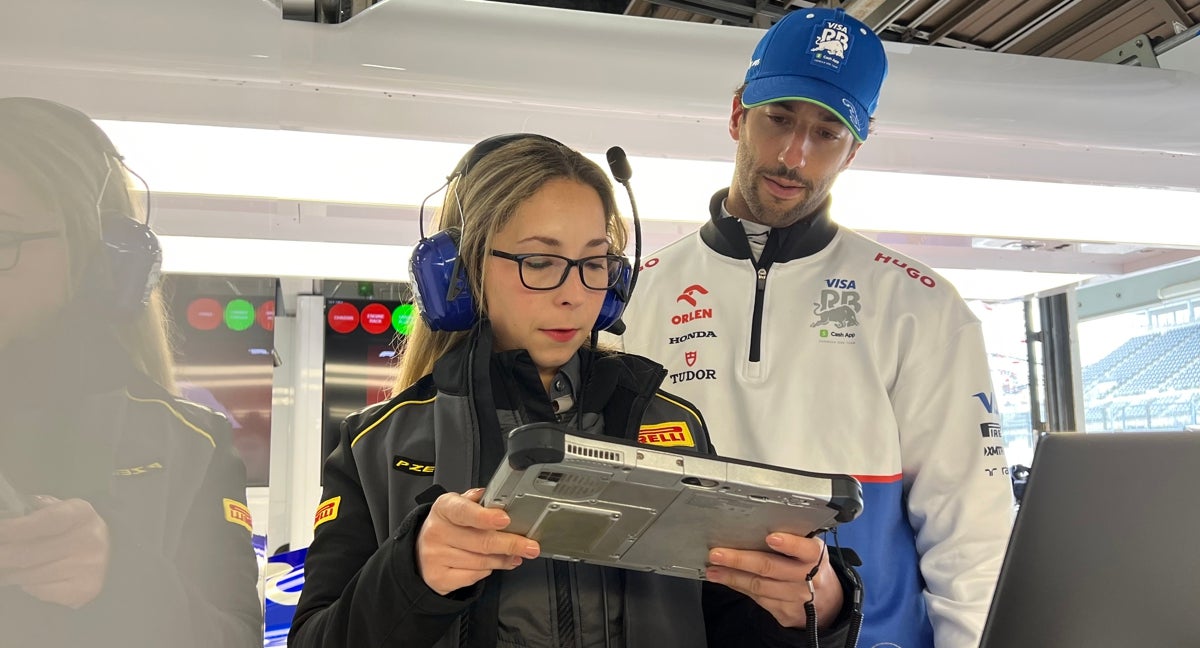 Mónica Cuadrado y Daniel Ricciardo, en el garaje de Visa Cash App.