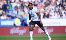 Un futbolista del Bolton Wanderers se lesiona durante un estornudo
