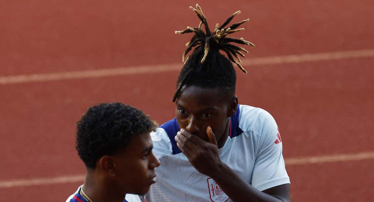 Nico Williams habla con Lamine Yamal en un entrenamiento en Las Rozas.
