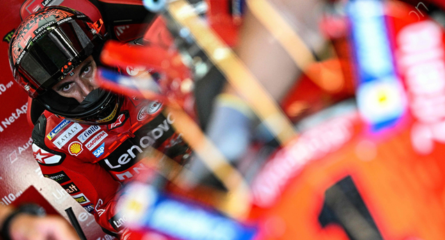 Bagnaia resurge bajo la mirada de Rossi y gracias a los «fantásticos» analgésicos: «Sé lo que necesito»