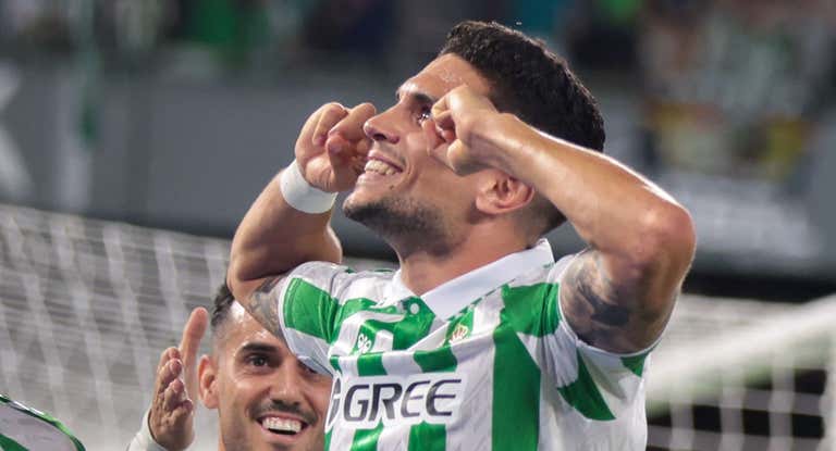 Marc Bartra celebra su gol ante el Girona.