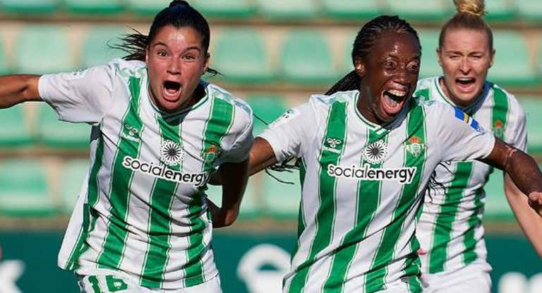 Violeta Quiles y Tiffany Cameron celebran un gol con el Betis el pasado curso.