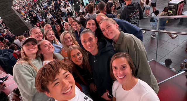 El Chelsea veta los selfies con sus jugadoras: “Están recibiendo insultos innecesarios si no se paran”