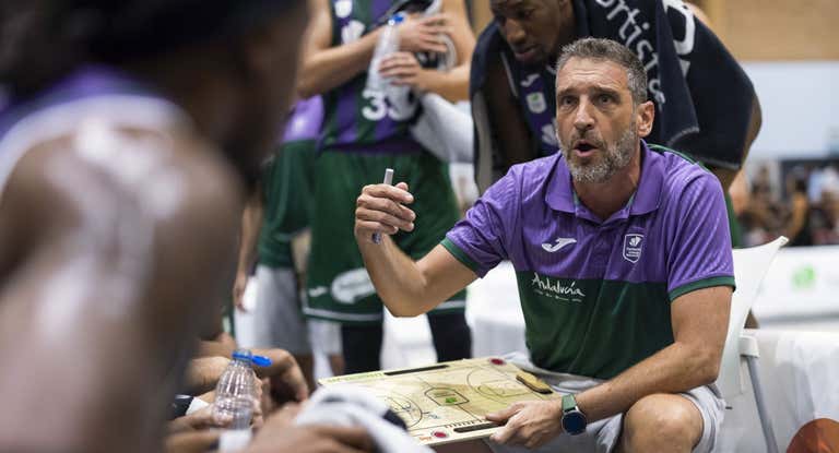 Ibon Navarro da indicaciones durante el duelo de pretemporada ante AS Mónaco.