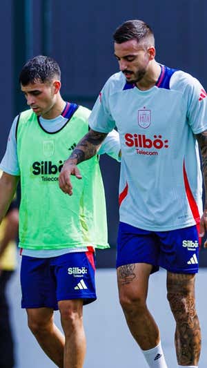 Joselu, con Pedri.  RFEF