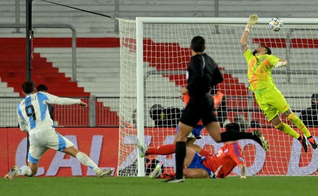 Julián Álvarez se calienta sin Messi y en el sentido adiós de Di María