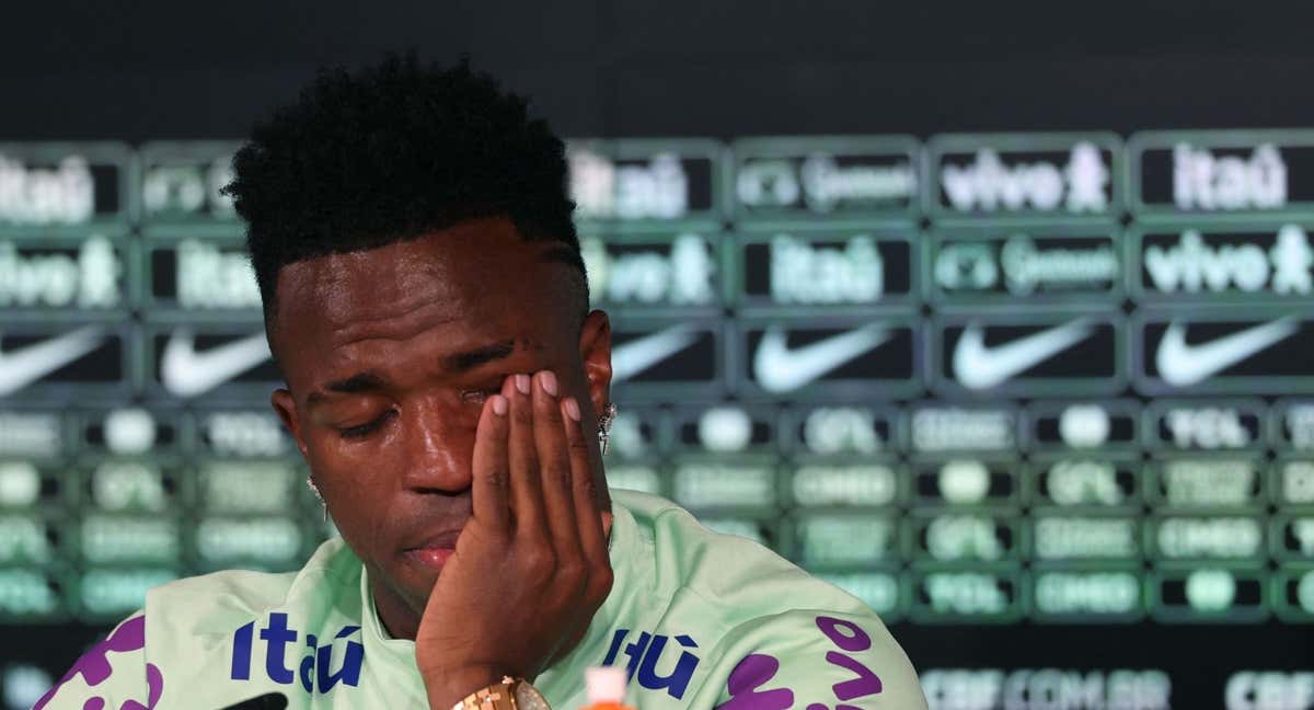 Vinicius, entre lágrimas, en una rueda de prensa con Brasil.