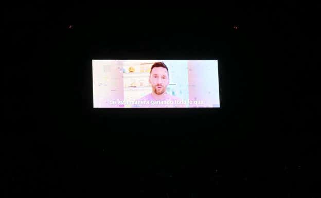 Messi, en los videomarcadores, con su mensaje a Di María.  EFE