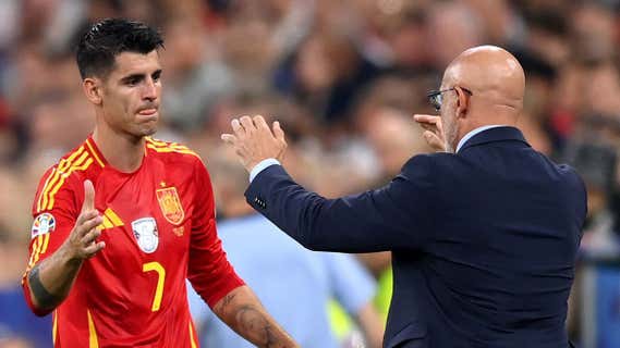 Álvaro Morata saluda a De la Fuente tras ser sustituido en la Eurocopa. /GETTY