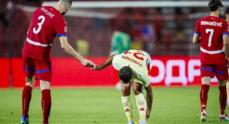 Mikel Oyarzabal se agarra el tobillo lesionado.