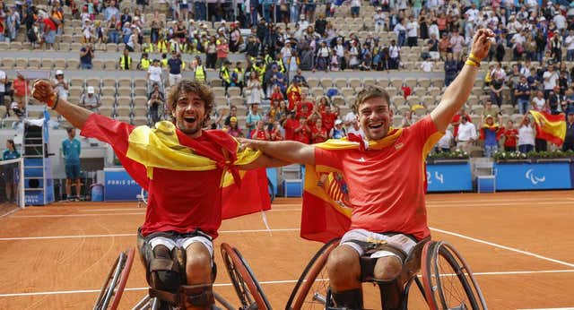 Martín de la Puente y Dani Caverzaschi dan a España la primera medalla de tenis en silla