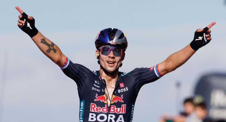 Roglic celebra su triunfo de etapa y el liderato de la Vuelta.
