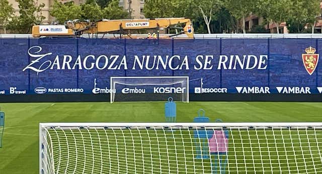 El equipo de Víctor Fernández vuelve a una Romareda “mutilada” y en fase de derribo: “Es impactante y desgarrador”