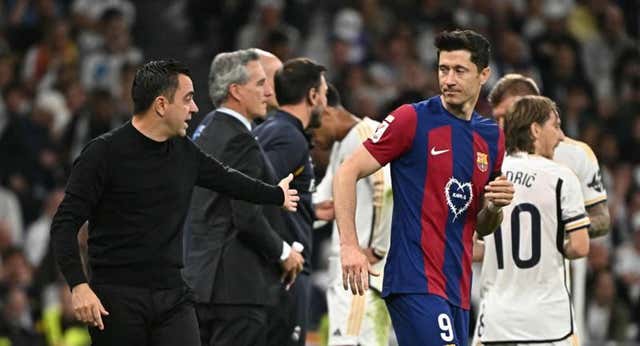 Lo que se cuece en el Barça: Xavi no se inmuta ante el chorreo incesante de facturas de la cúpula y de sus exfutbolistas