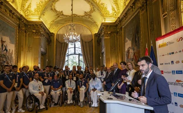 Pablo Bustinduy, ministro de Derechos Sociales felicita a los paralímpicos españoles. EFE