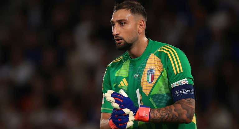 Donnarumma se ajusta los guantes en el Francia- Italia de la Nations League.