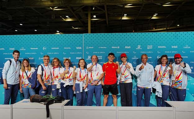 Ander Cepeda celebra el oro con la infanta Elena y una parte de la delegación española.  CPE