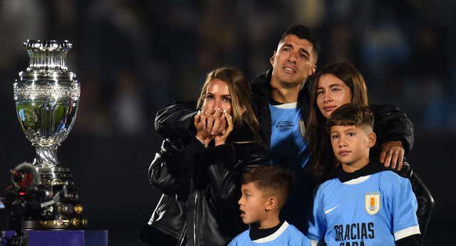 Un abrazo eterno del ‘Maestro’, un mensaje sentido de Messi y rodeado de leyendas: así despidió Uruguay a Luis Suárez