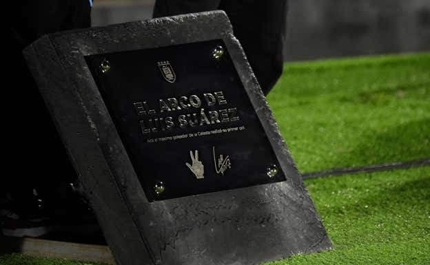 La placa conmemorativa a Luis Suárez en el Estadio Centenario.  AFP