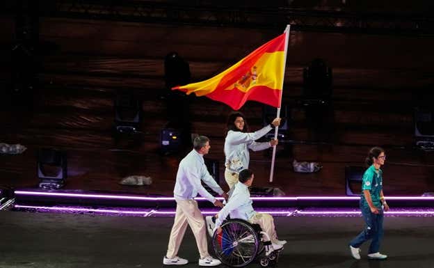 Los abanderados españoles en la clausura de París Miguel Luque y Judith Rordríguez.  CPE