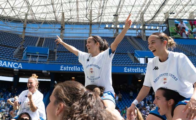 Las jugadoras del Deportivo celebrando el ascenso a Primera División.  RC DEPORTIVO