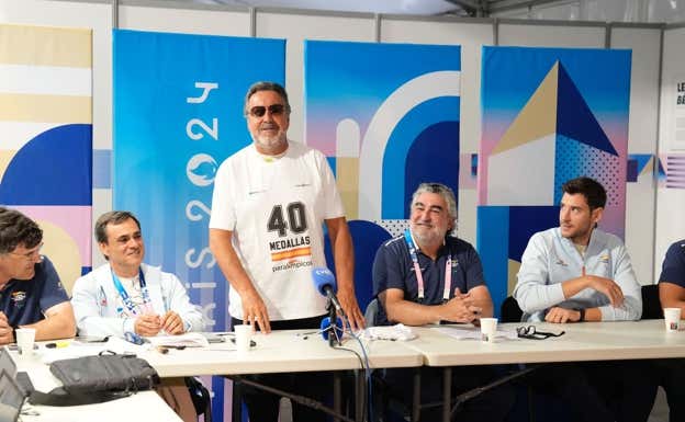 Miguel Carballeda celebra con una camiseta las 40 medallas logradas en París.  CPE