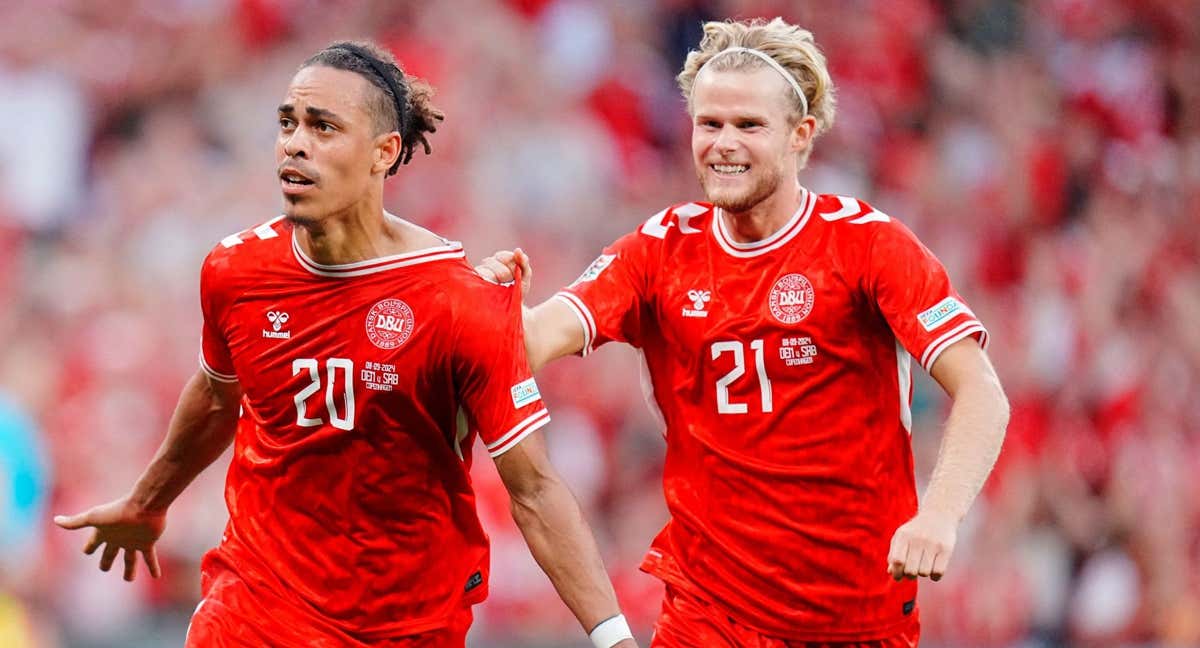 Poulsen (20) celebra el tanto a Serbia.