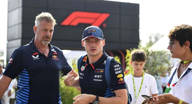 Max Verstappen se mete de lleno en la fábrica de Red Bull para enmendar una falta de comunicación