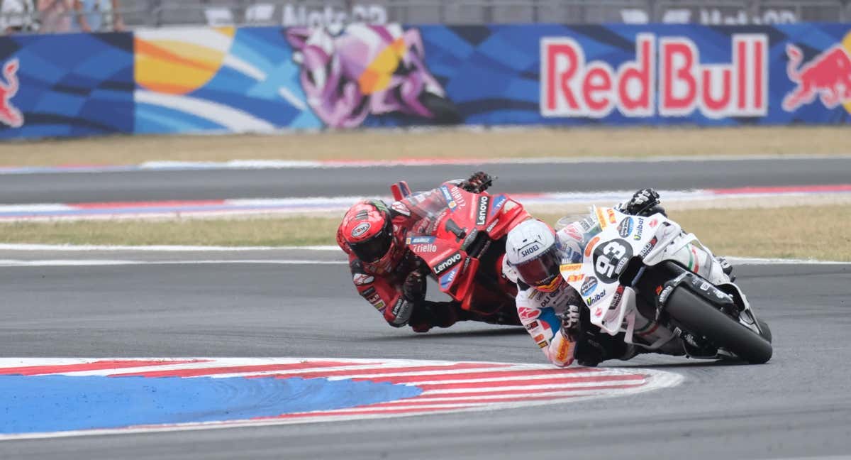 Marc Márquez y Pecco Bagnaia en la carrera del pasado domingo en San Marino.