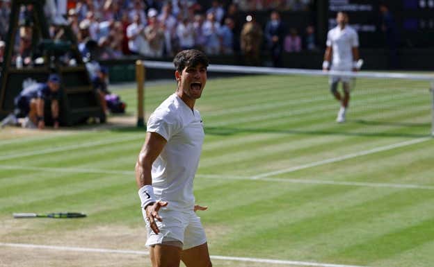Carlos Alcaraz celebra el título de Wimbledon tras derrotar a Djokovic.  REUTERS/Hannah Mckay