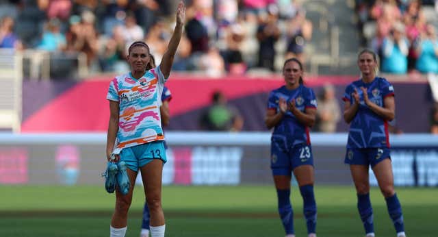 Homenajes, mística y un penalti fallado pusieron punto y final a los últimos 13 minutos de la carrera de Alex Morgan