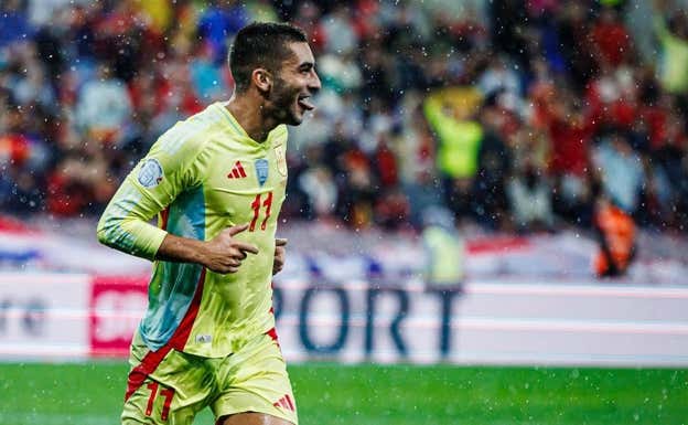 Ferran festeja su tanto bajo la lluvia.  RFEF