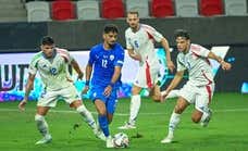La afición de Italia se coloca de espaldas cuando suena el himno de Israel