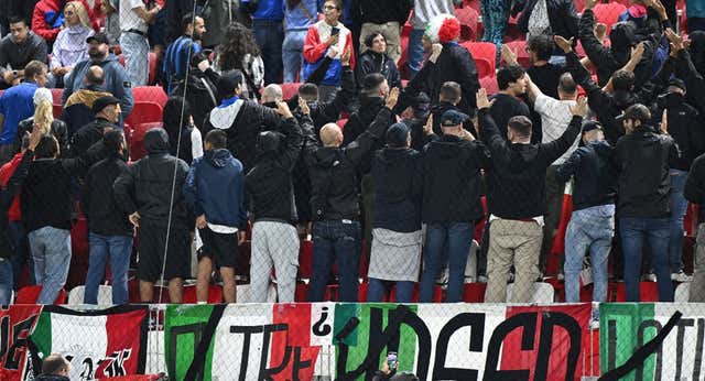La afición de Italia se coloca de espaldas cuando suena el himno de Israel