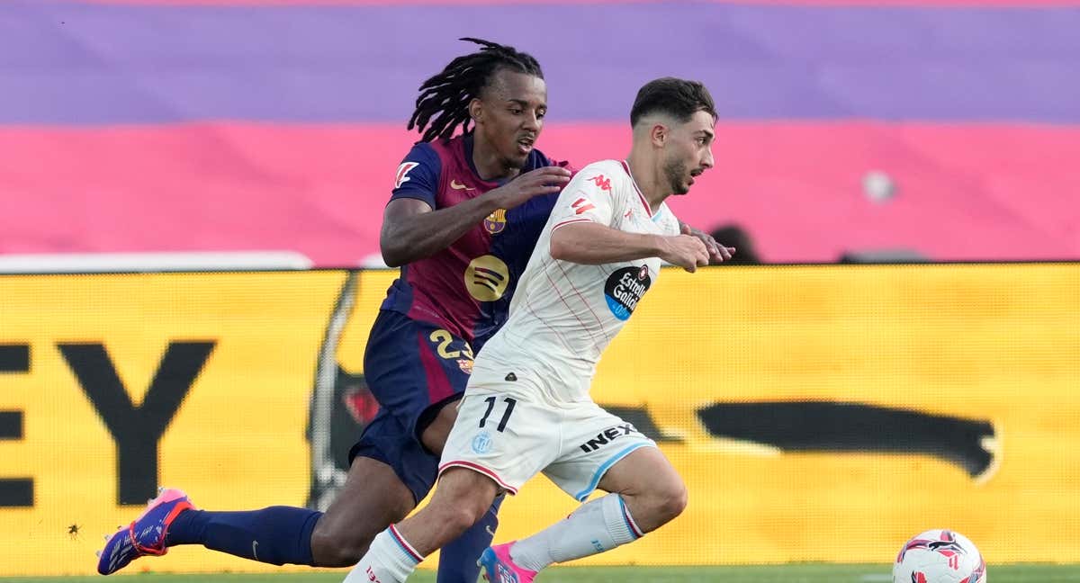 Koundé sobre Raúl Moro durante el partido ante el Valladolid.