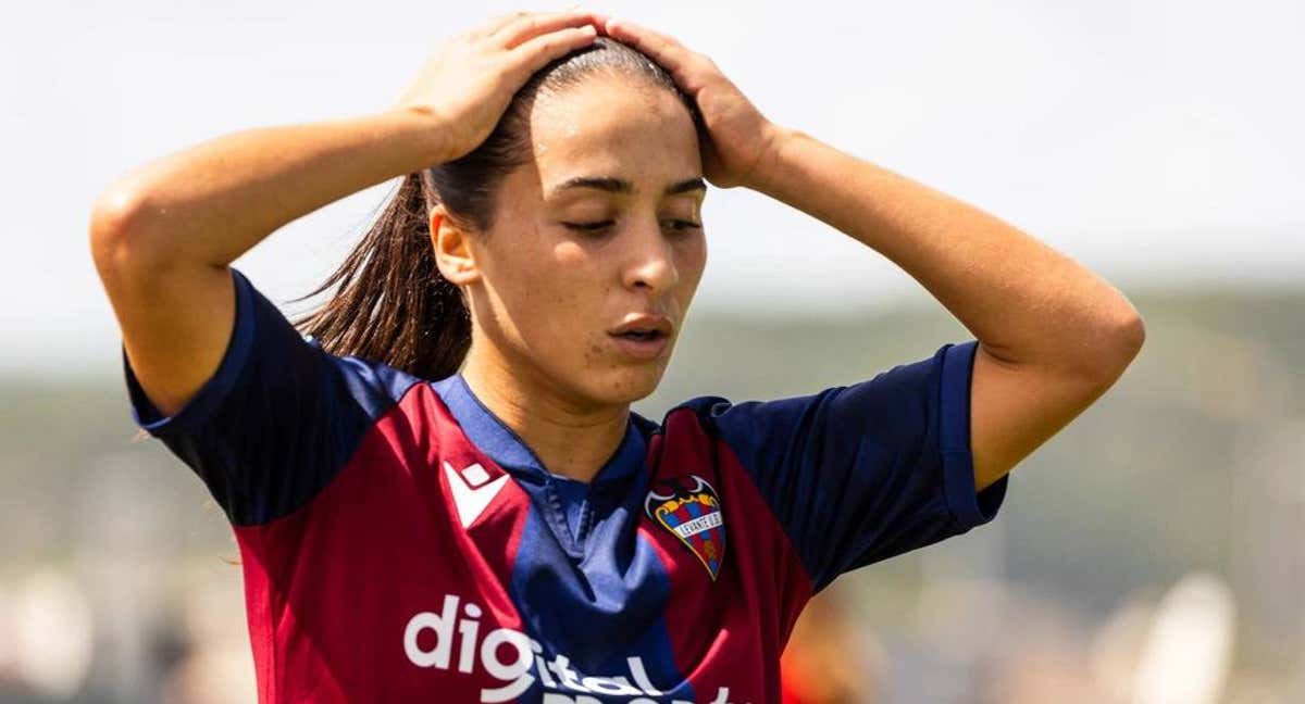 Lahmari, jugadora del Levante, se lamenta tras el 'gol fantasma' que ha encendido la polémica arbitral en Liga F.