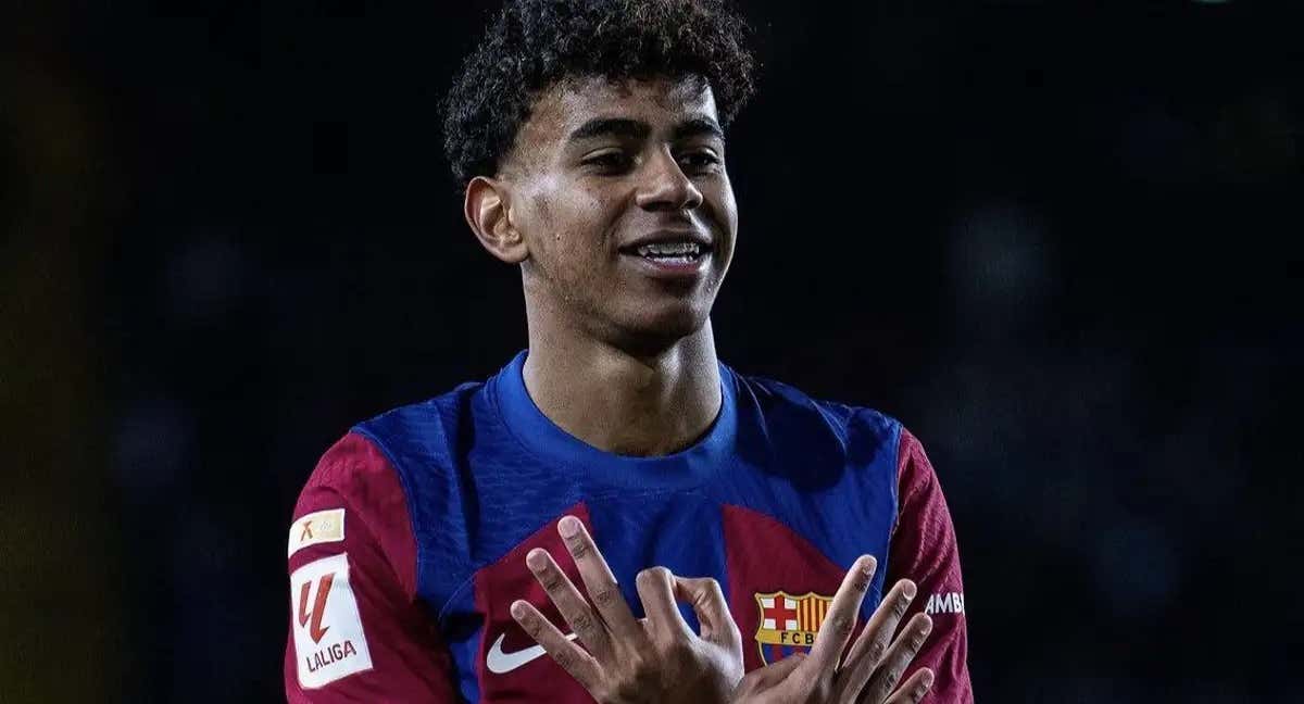 Lamine Yamal celebra un gol con el Barça haciendo con sus manos el 304, código postal de su barrio.