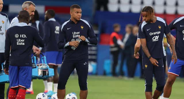 Lizarazu pide al ‘insensible’ Mbappé que vuelva al fútbol: «Ya no da miedo como antes»