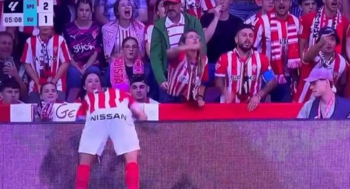Captura del momento en el que la aficionada del Sporting de Gijón increpa al jugador del Oviedo.