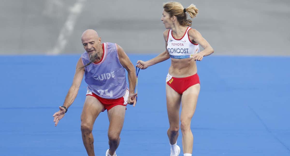 Elena Congost ayuda a Mia Carol a pocos metros de la meta del maratón.