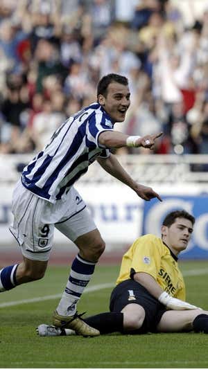 Darko Kovacevic, tras batir a Iker Casillas.  AFP