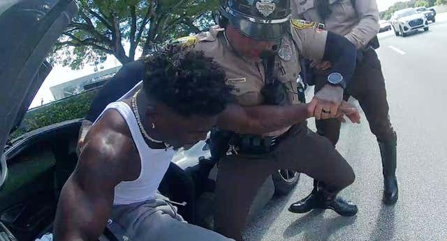 Un nuevo episodio de «violencia policial» con una estrella de la NFL salpica de polémica Estados Unidos: «Llévame a la cárcel, hermano»