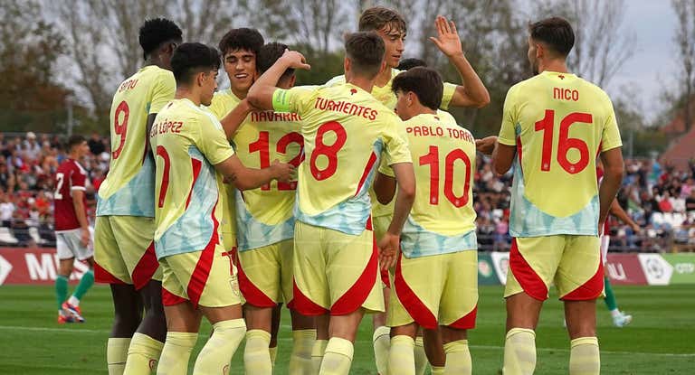 La Sub-21 celebra el gol de Robert Navarro.