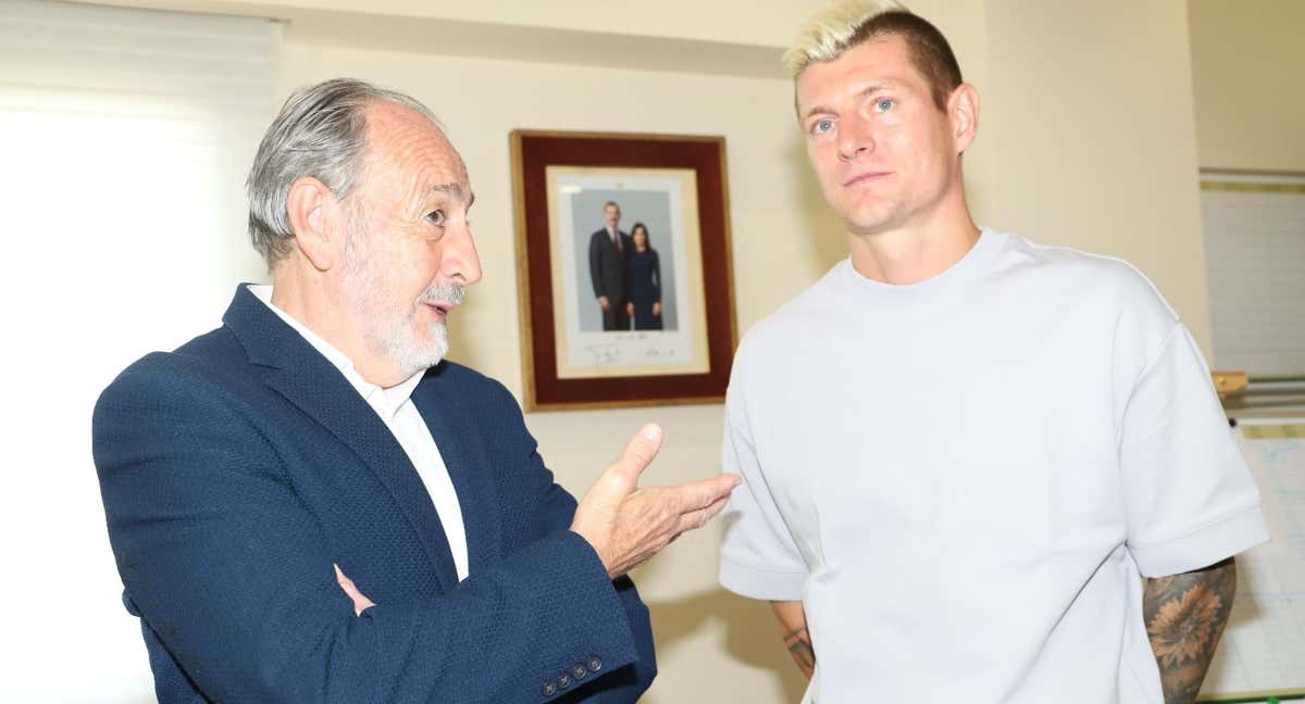 Paco Díaz, presidente de la Federación Madrileña, charla con Kroos.