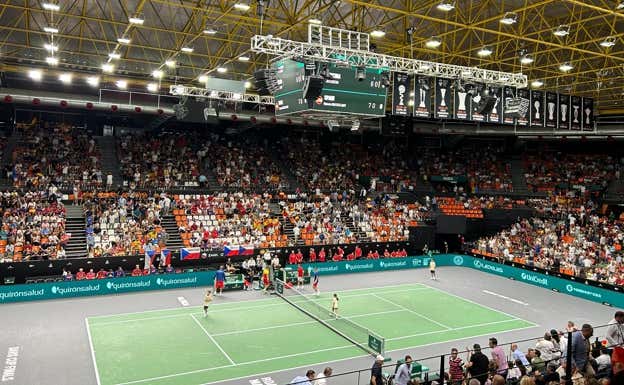 La Fonteta con muchos espacios vacíos durante el partido de Alcaraz.  Relevo.