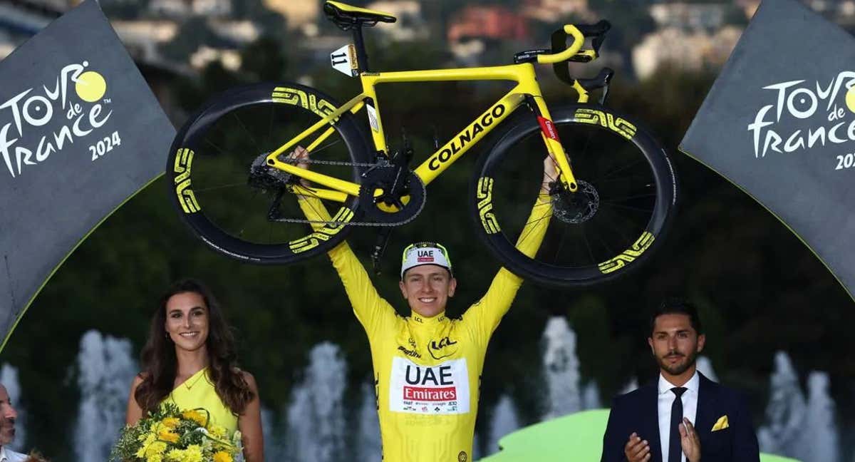 Tadej Pogacar celebra su triunfo en la última edición del Tour de Francia.