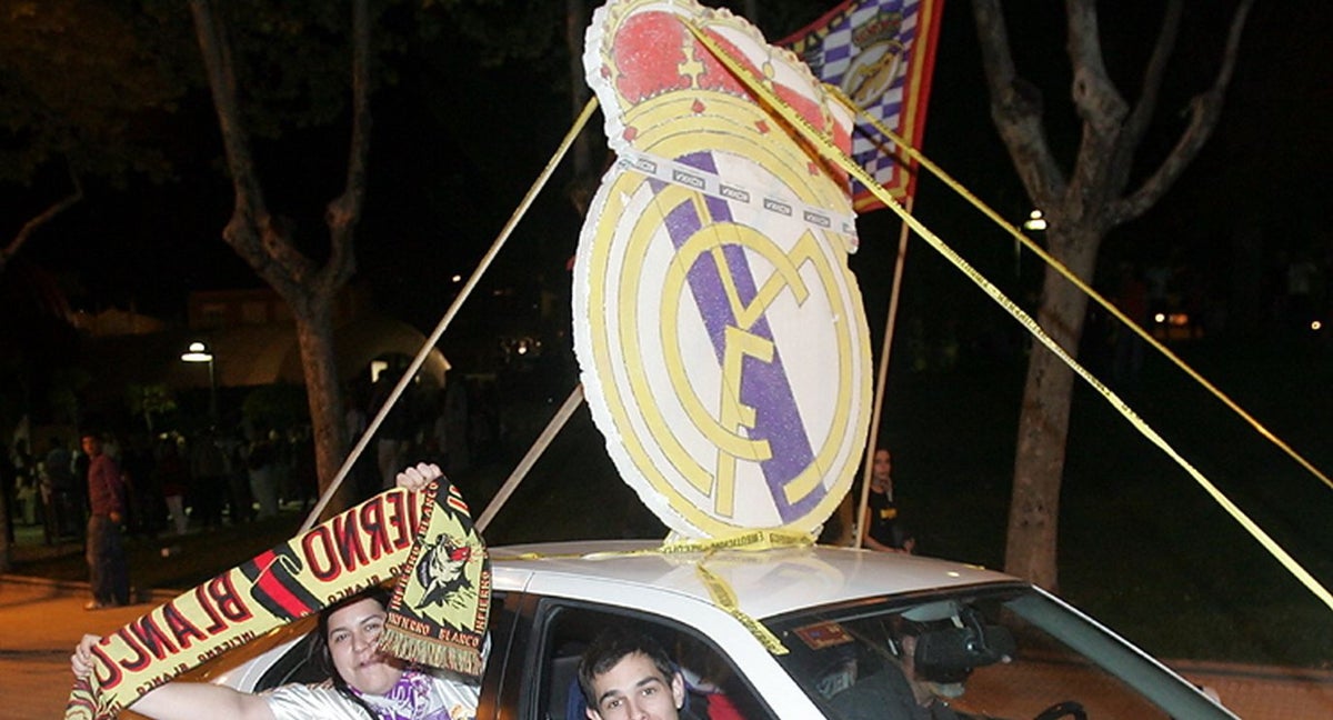 Aficionados celebran un título de Liga con el escudo antiguo.