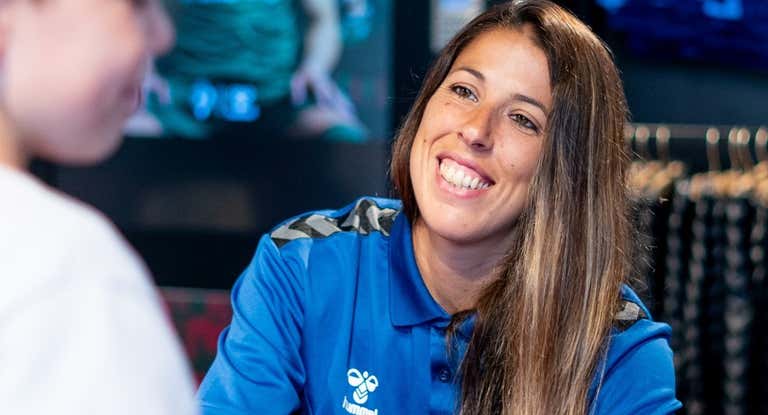 Patri Ojeda en un acto de firmas con los aficionados.