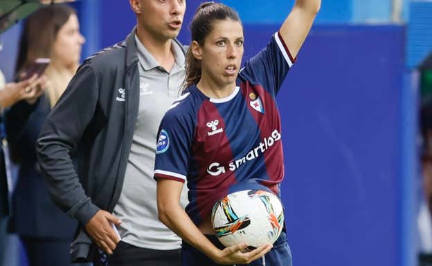 Patri Ojeda sacando de banda.  SD EIBAR