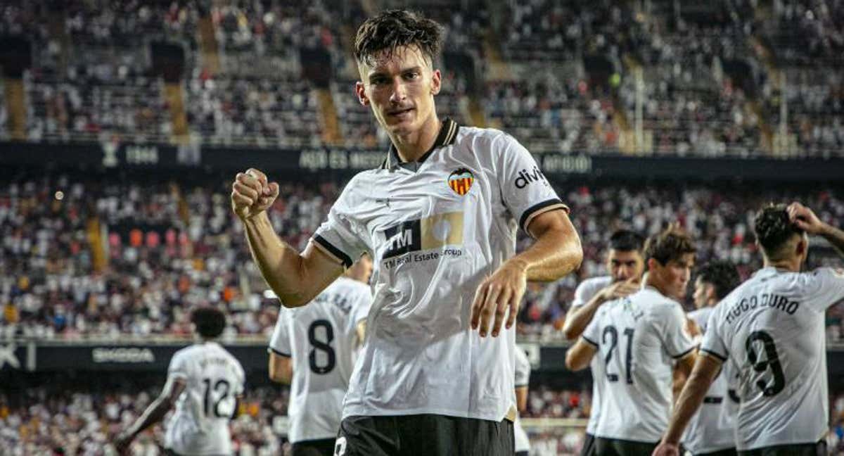 Pepelu celebra un gol.